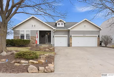 2231 Glacier Dr, Papillion, NE 68046