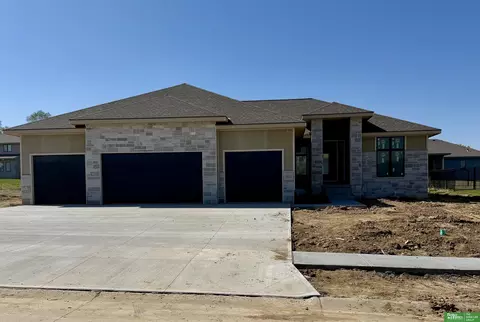9815 Cumberland Dr, Papillion, NE 68046