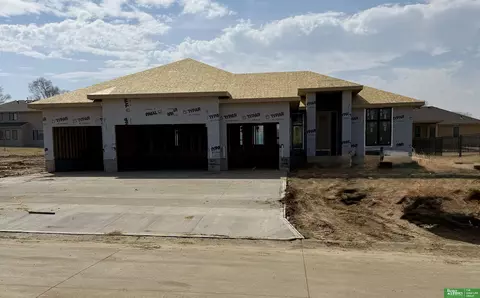 9815 Cumberland Dr, Papillion, NE 68046