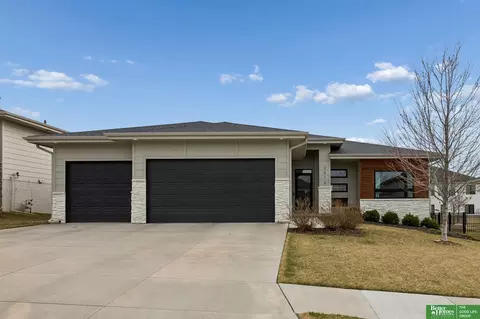 2513 N 186th St, Elkhorn, NE 68022