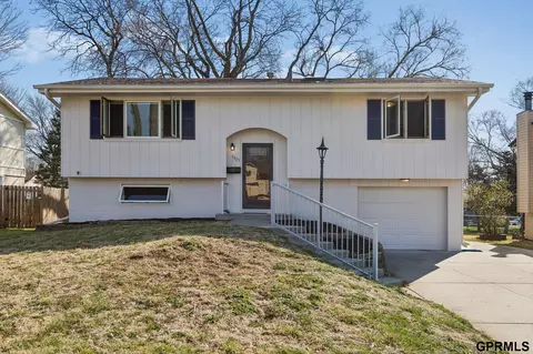 7405 Elm Dr, La Vista, NE 68128