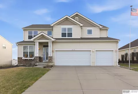 2121 Glacier Dr, Papillion, NE 68046