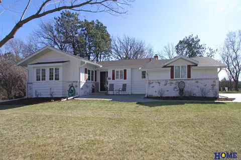 10430 Weeks Dr, Lincoln, NE 68516