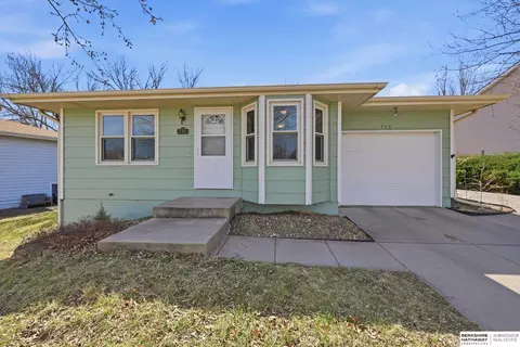 715 Bridger Rd, Lincoln, NE 68521