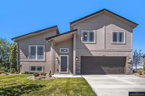 10710 Portage Dr, Papillion, NE 68046