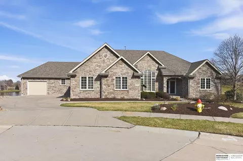 4802 Lakeside Cir, Bellevue, NE 68133