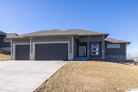 16071 Center West Hadan Dr, Bennington, NE 68007