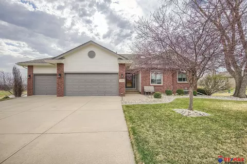 17801 Sawgrass Cir, Omaha, NE 68136