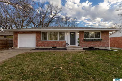 7721 Hickory Ln, Lincoln, NE 68510