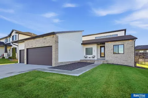 6801 Monarch Dr, Lincoln, NE 68516
