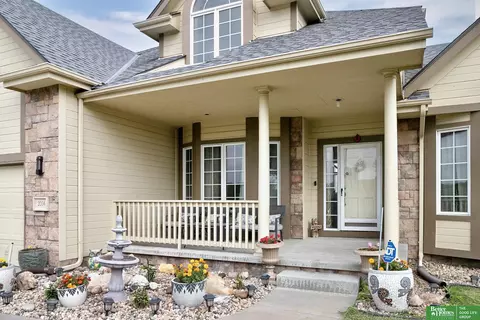 2004 Longview St, Papillion, NE 68133