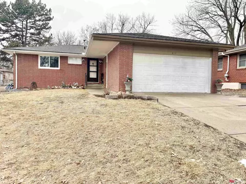 617 Sierra Dr, Lincoln, NE 68505