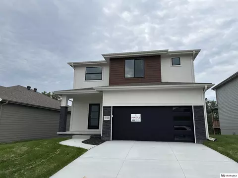 11302 Portage Cir, Papillion, NE 68046