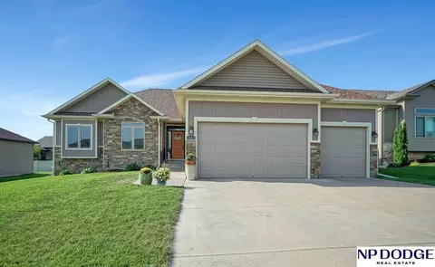 2841 Valley Stream Dr, Lincoln, NE 68516