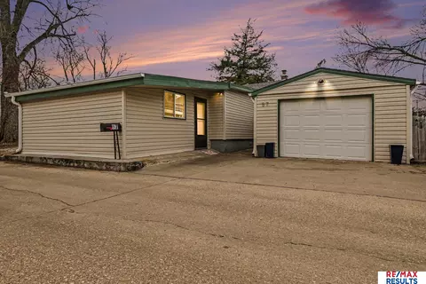 57 Carter Lake Clb, Council Bluffs, IA 51501