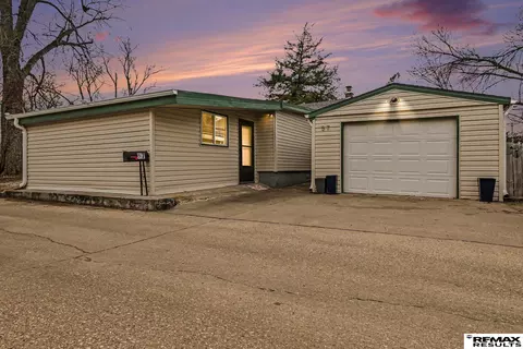 57 Carter Lake Clb, Carter Lake, IA 51510