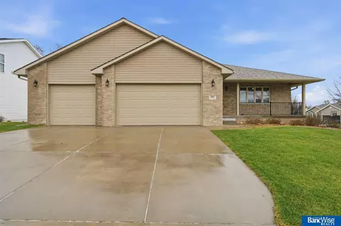 1901 Arctic Dr, Lincoln, NE 68521