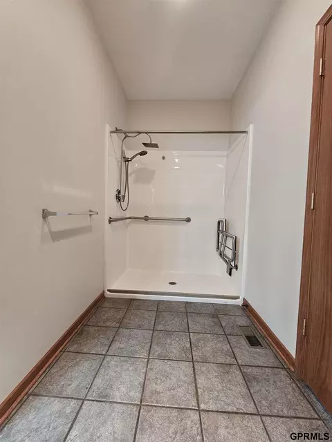 Bath - 906 N Gray Ave, Sutton, NE 68979 photo 4 of 7