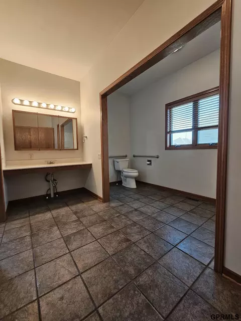Bath - 906 N Gray Ave, Sutton, NE 68979 photo 3 of 7