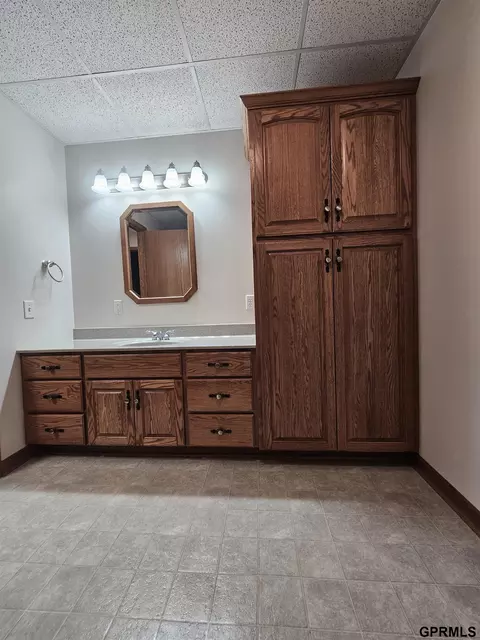 Bath - 906 N Gray Ave, Sutton, NE 68979 photo 6 of 7