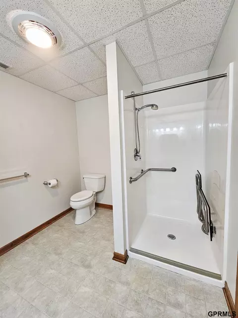 Bath - 906 N Gray Ave, Sutton, NE 68979 photo 7 of 7