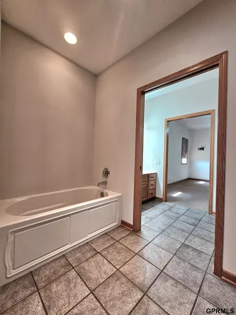 Bath - 906 N Gray Ave, Sutton, NE 68979 photo 2 of 7