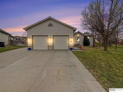 810 Goldenrod Cir, Hickman, NE 68372
