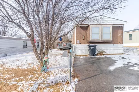 15154 D Plz #40, Omaha, NE 68144