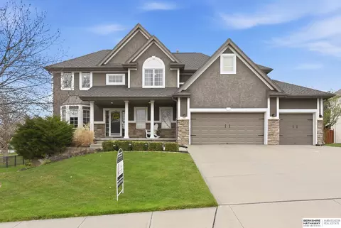 1006 Bailey Dr, Papillion, NE 68046