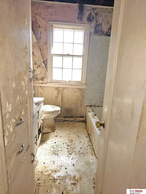 Bath - 1205 Jackson St, Beatrice, NE 68310 photo 1 of 2