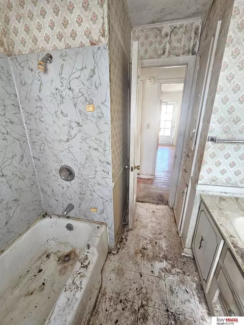 Bath - 1205 Jackson St, Beatrice, NE 68310 photo 2 of 2
