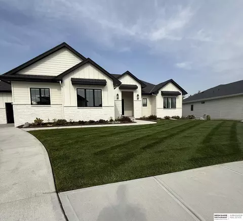 20542 Hartman Ave, Elkhorn, NE 68022