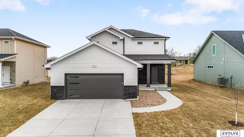 921 Arlene Cir, Papillion, NE 68046