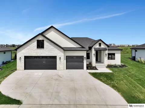 3600 Tree Line Dr, Lincoln, NE 68516