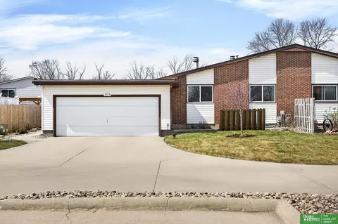 2105 Sandstone Rd, Lincoln, NE 68512