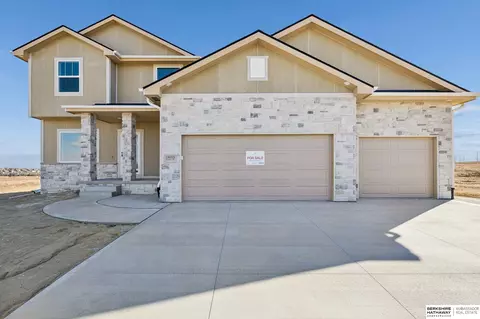 18055 Sycamore Dr, Gretna, NE 68028