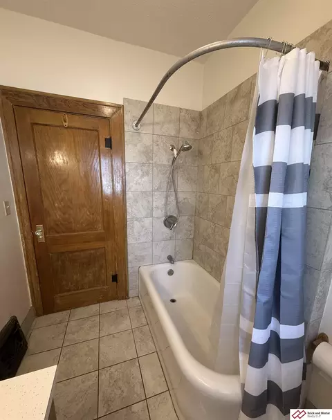 Bath - 1300 Garfield St, Beatrice, NE 68310 photo 3 of 3