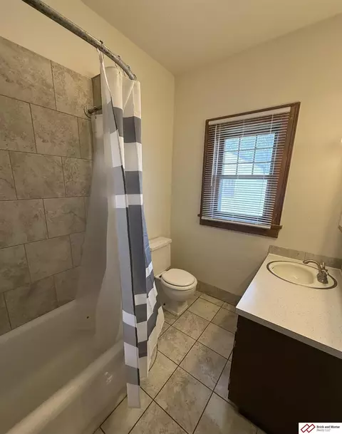 Bath - 1300 Garfield St, Beatrice, NE 68310 photo 2 of 3