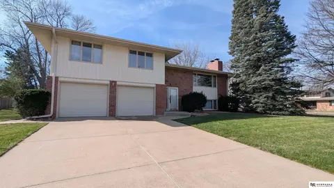 8001 Sandalwood Dr, Lincoln, NE 68510