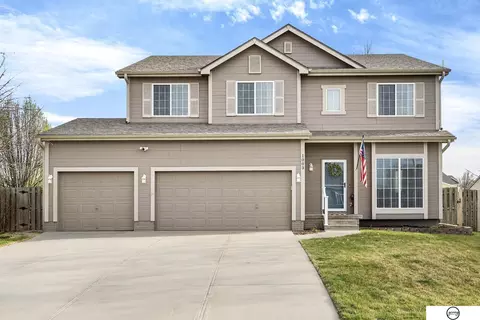1003 Valleyview Dr, Papillion, NE 68046
