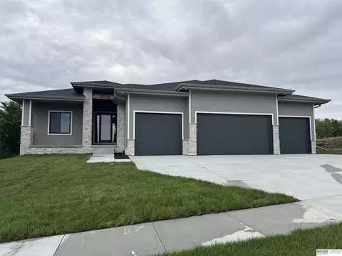 8958 Von St, Papillion, NE 68046