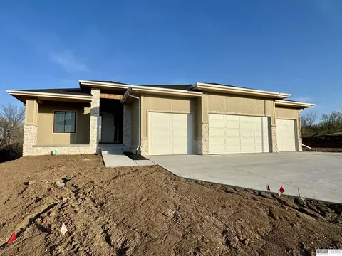 8958 Von St, Papillion, NE 68046