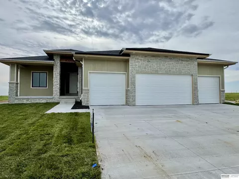 10316 S 212th St, Gretna, NE 68028