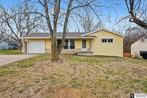 1405 Freeman Dr, Bellevue, NE 68005
