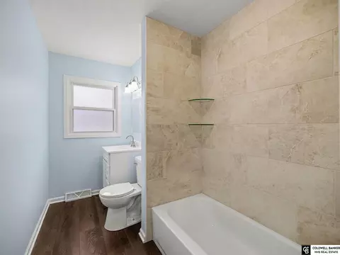 Bath - 1405 Freeman Dr, Bellevue, NE 68005 photo 2 of 3
