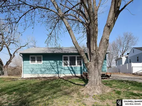 104 Leisure Ln, Bellevue, NE 68005