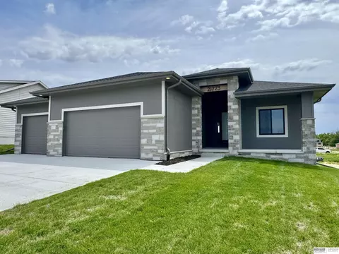 21723 Glenmore Dr, Gretna, NE 68028