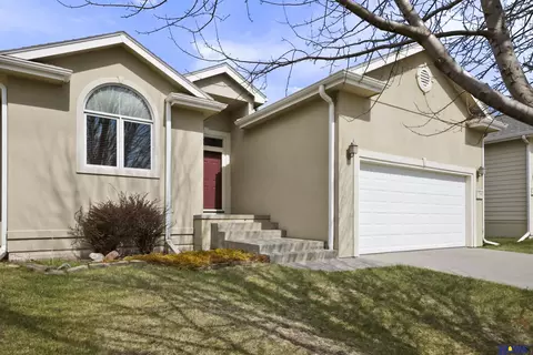 7746 Phares Dr, Lincoln, NE 68516