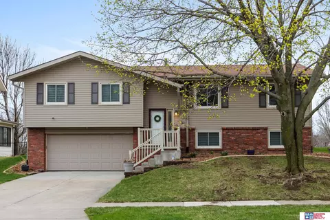 5542 NW Fairway Dr, Lincoln, NE 68521