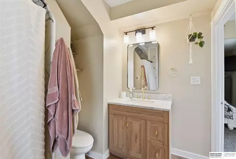 Bath - 1015 238th St, Eagle, NE 68347 photo 3 of 7